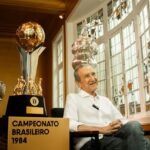 Parreira e a taça de campeão brasileiro do Fluminense