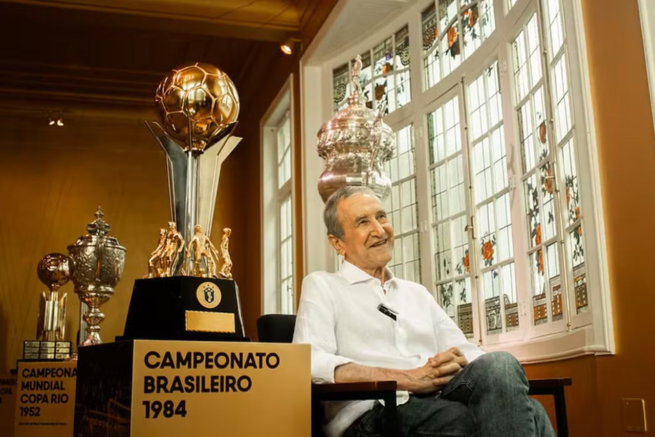 Parreira e a taça de campeão brasileiro do Fluminense