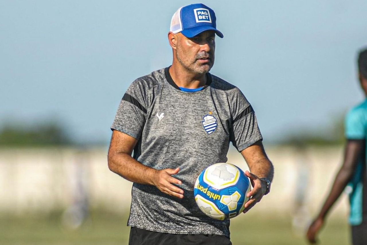 Treinador Cristian de Souza em treino do CSA em 2024