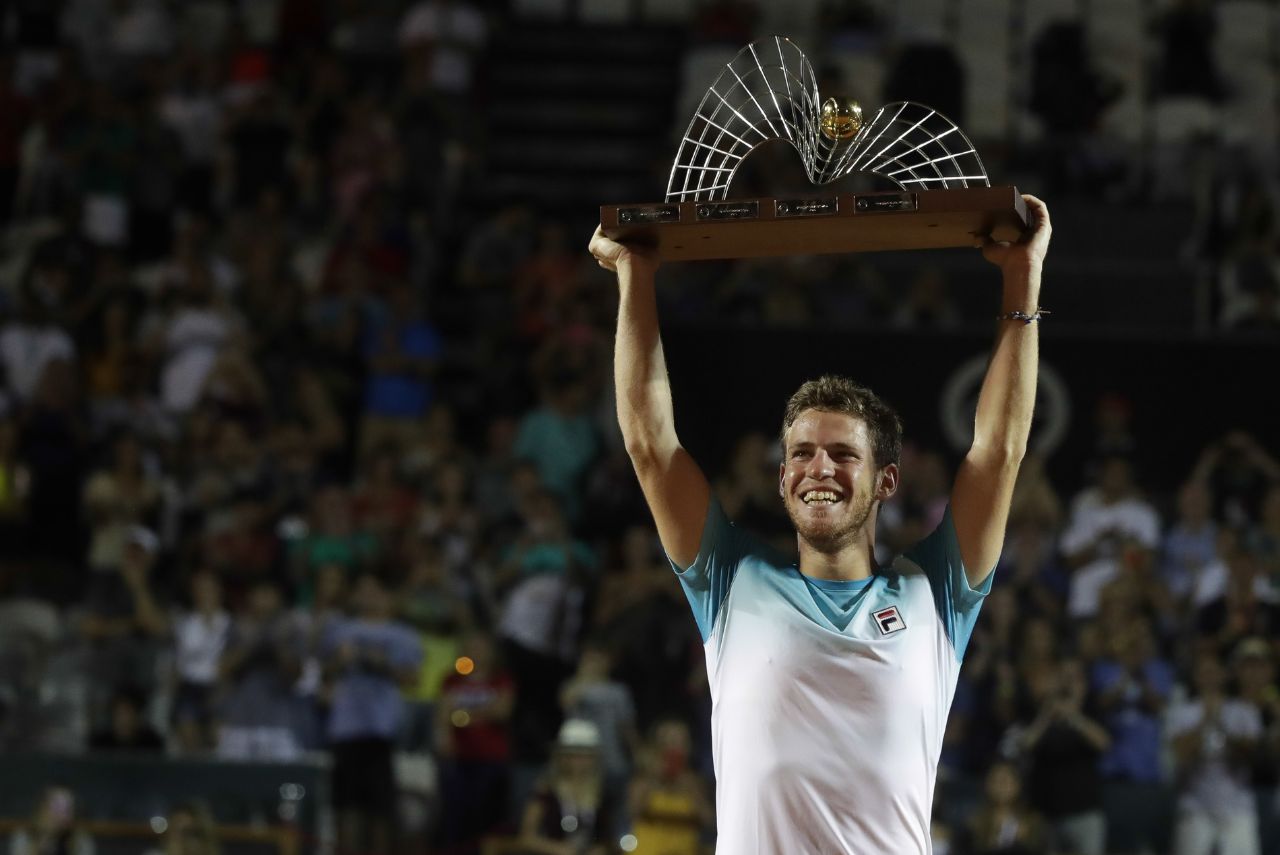Tenista argentino Diego Schwartzman com o troféu do Rio Open 2018