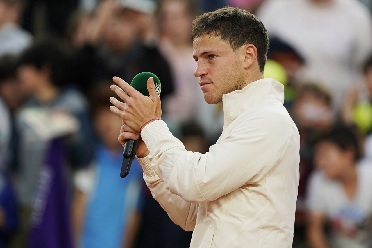 Tenista argentino Diego Schwartzman em jogo de Roland Garros em 2024