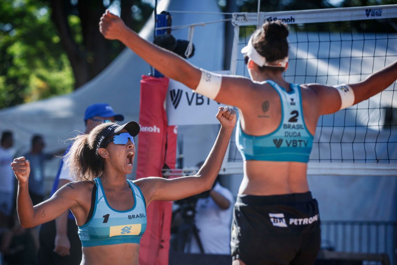 Duda e Ana Patrícia comemoram vitória no Elite16 de Brasília do Circuito Mundial de Vôlei de Praia