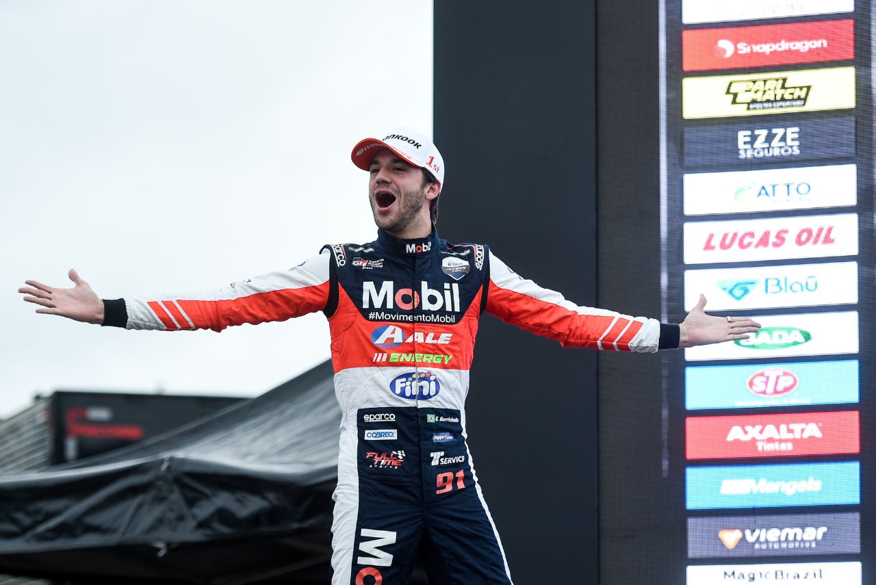 Piloto Dudu Barrichello em pódio da Stock Car em Cascavel