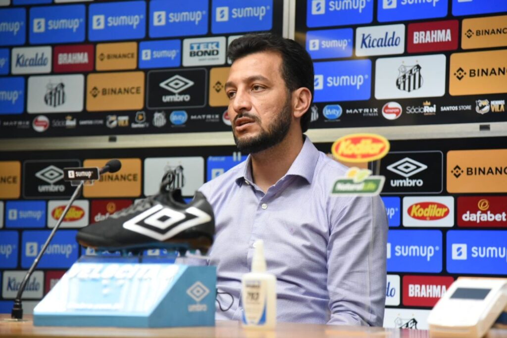 Executivo Edu Dracena, do Cruzeiro, em entrevista pelo Santos em 2022