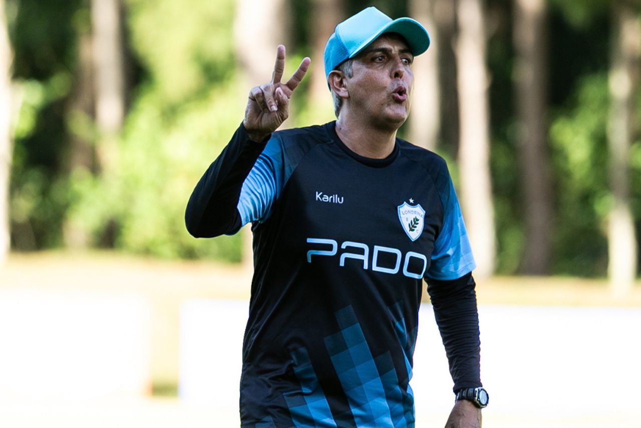 Treinador Emerson Ávila em treino do Londrina em 2024