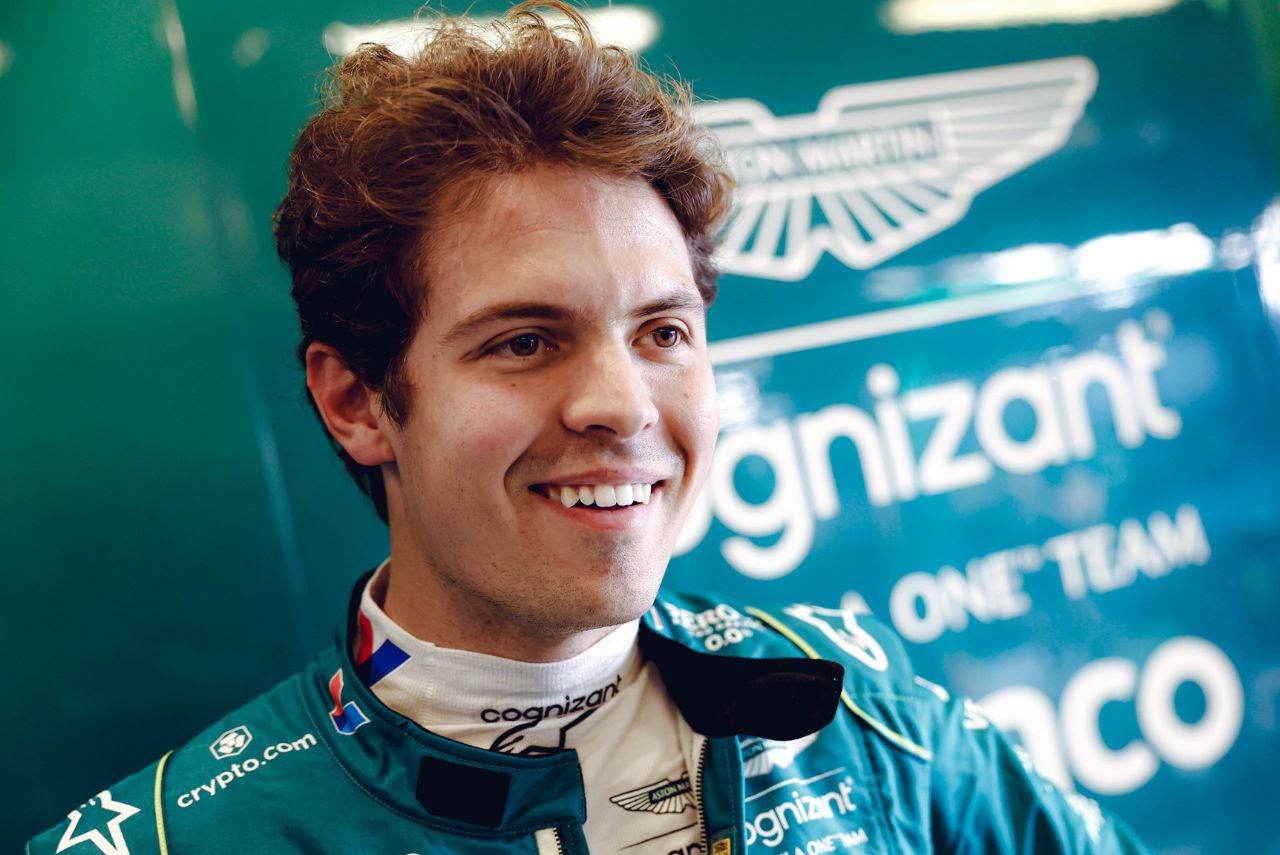Piloto Felipe Drugovich nos boxes da Aston Martin na Fórmula 1 2023