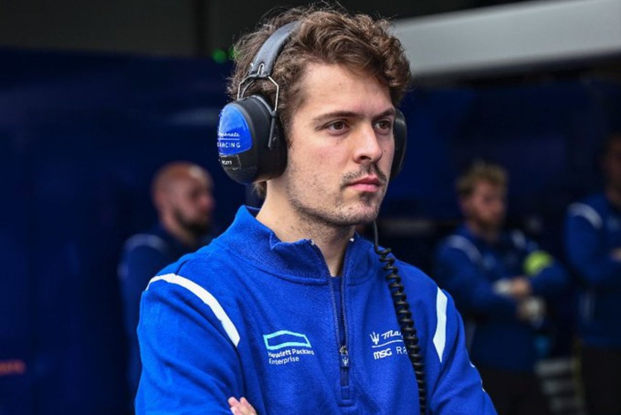Piloto brasileiro Felipe Drugovich nos boxes da Maserati na Fórmula E