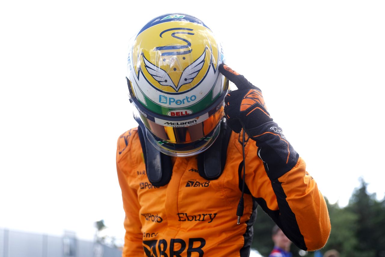 Piloto brasileiro Gabriel Bortoleto com capacete em homenagem a Ayrton Senna em prova da Fórmula 2 em Ímola