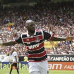 ex-atacante Grafite, quando defendeu o Santa Cruz