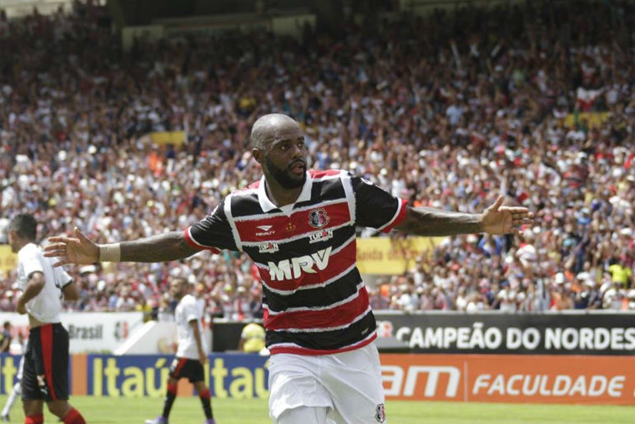 ex-atacante Grafite, quando defendeu o Santa Cruz