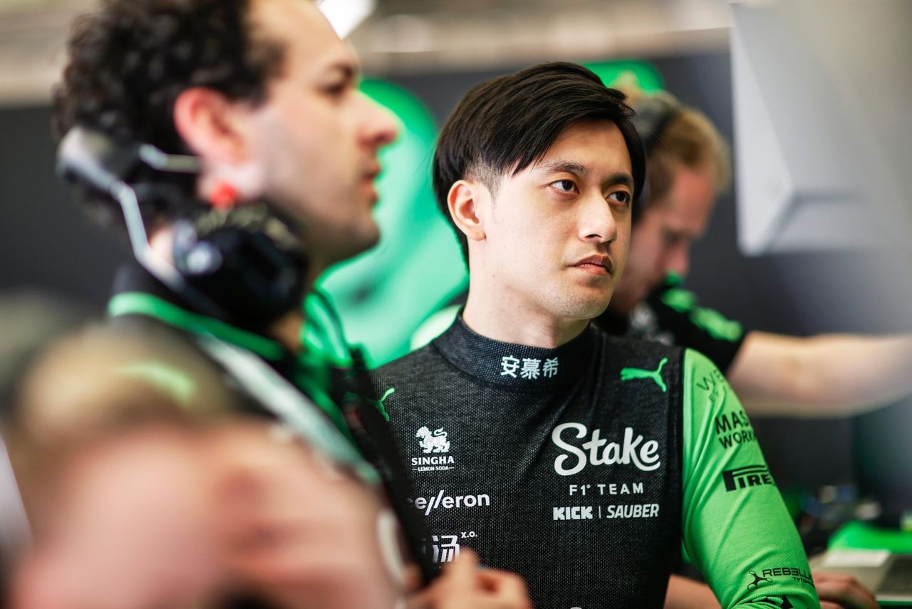 Piloto Guanyu Zhou, alvo da Haas, nos boxes da Kick Sauber em 2024