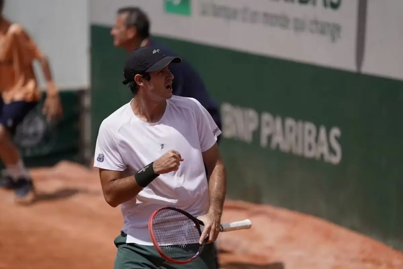 Tenista Gustavo Heide em jogo de Roland Garros 2024