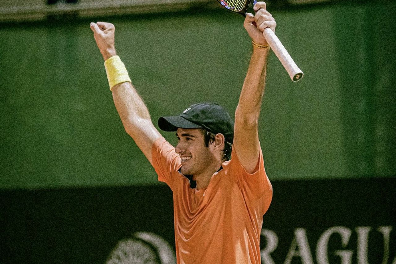 Tenista Gustavo Heide em jogo do ATP Challenger de Assunção 2024