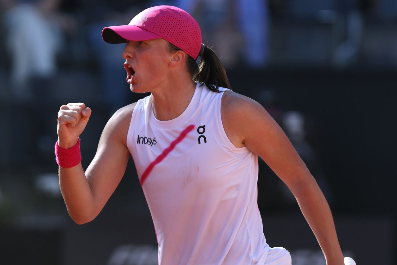 Tenista Iga Świątek comemora vitória em jogo do WTA 1000 de Roma 2024