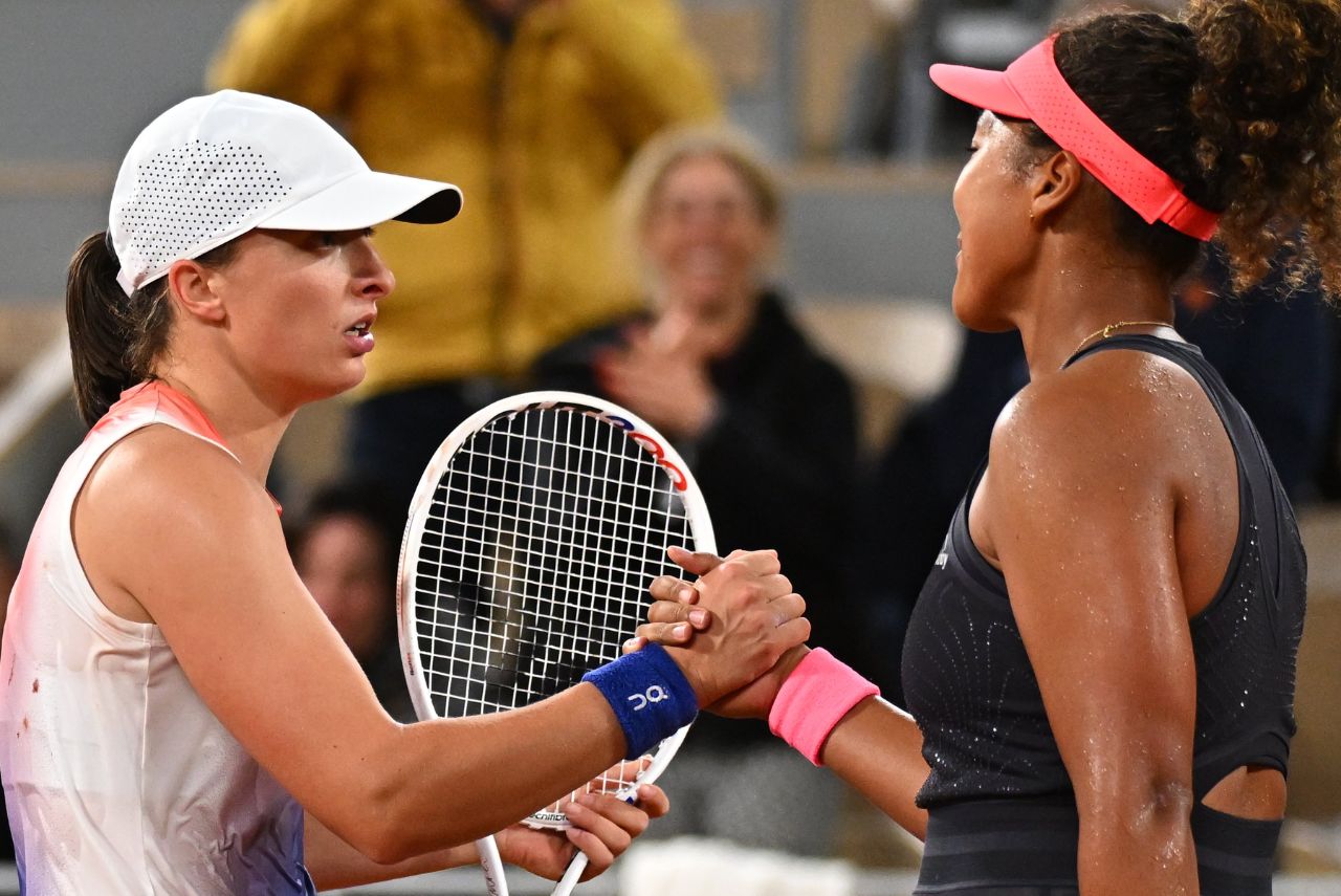 Tenistas Iga Świątek e Naomi Osaka se cumprimentam após jogo em Roland Garros 2024