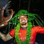 Surfista Italo Ferreira com troféu da WSL em Tehuapo'o no Taiti