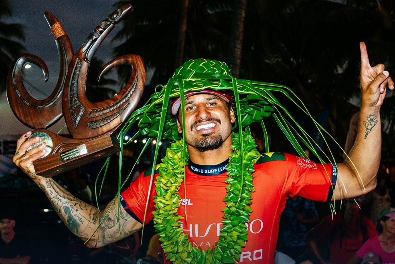 Surfista Italo Ferreira com troféu da WSL em Tehuapo'o no Taiti