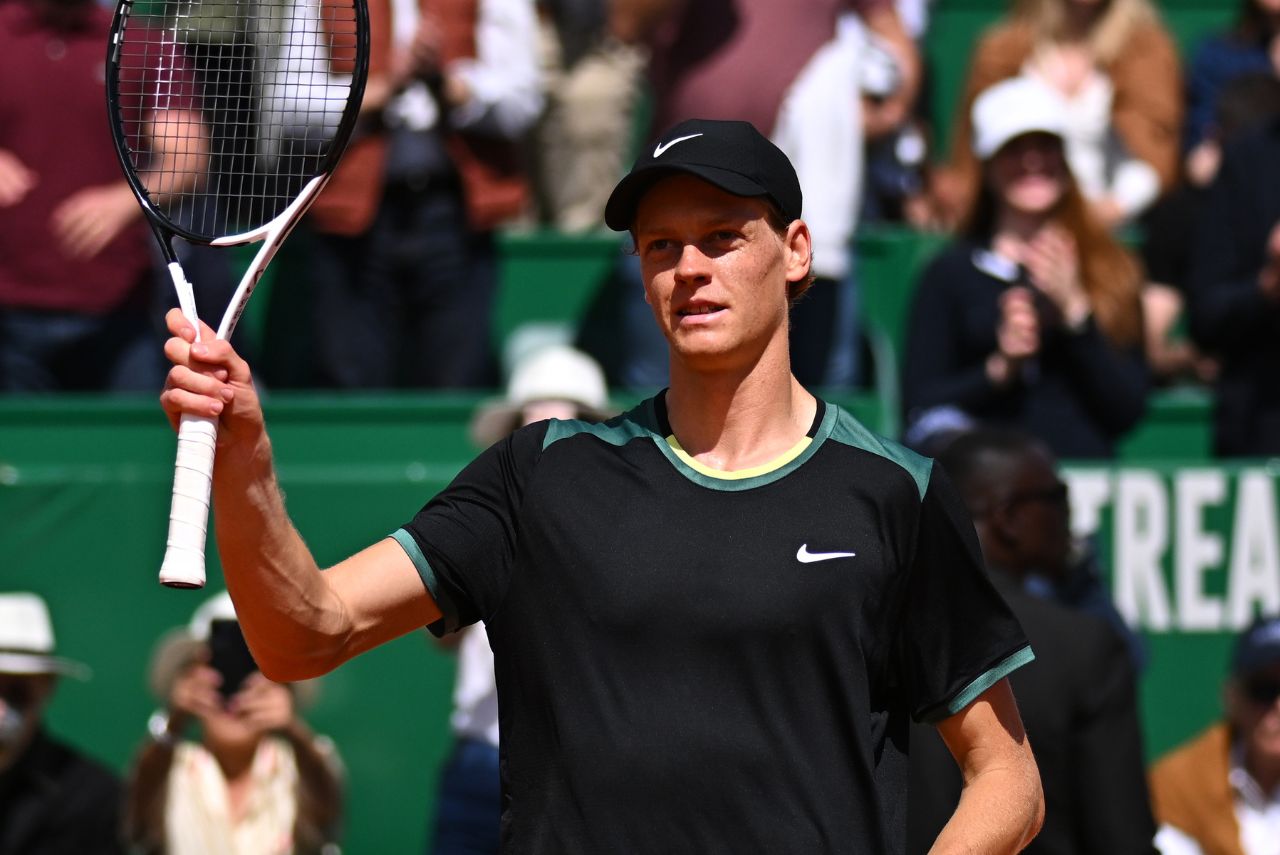 Tenista Jannik Sinner em jogo do Masters 1000 de Monte Carlo 2024