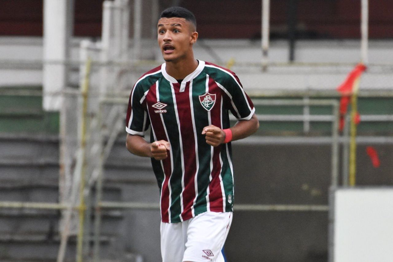 Lateral Jefté em jogo da base do Fluminense em 2021