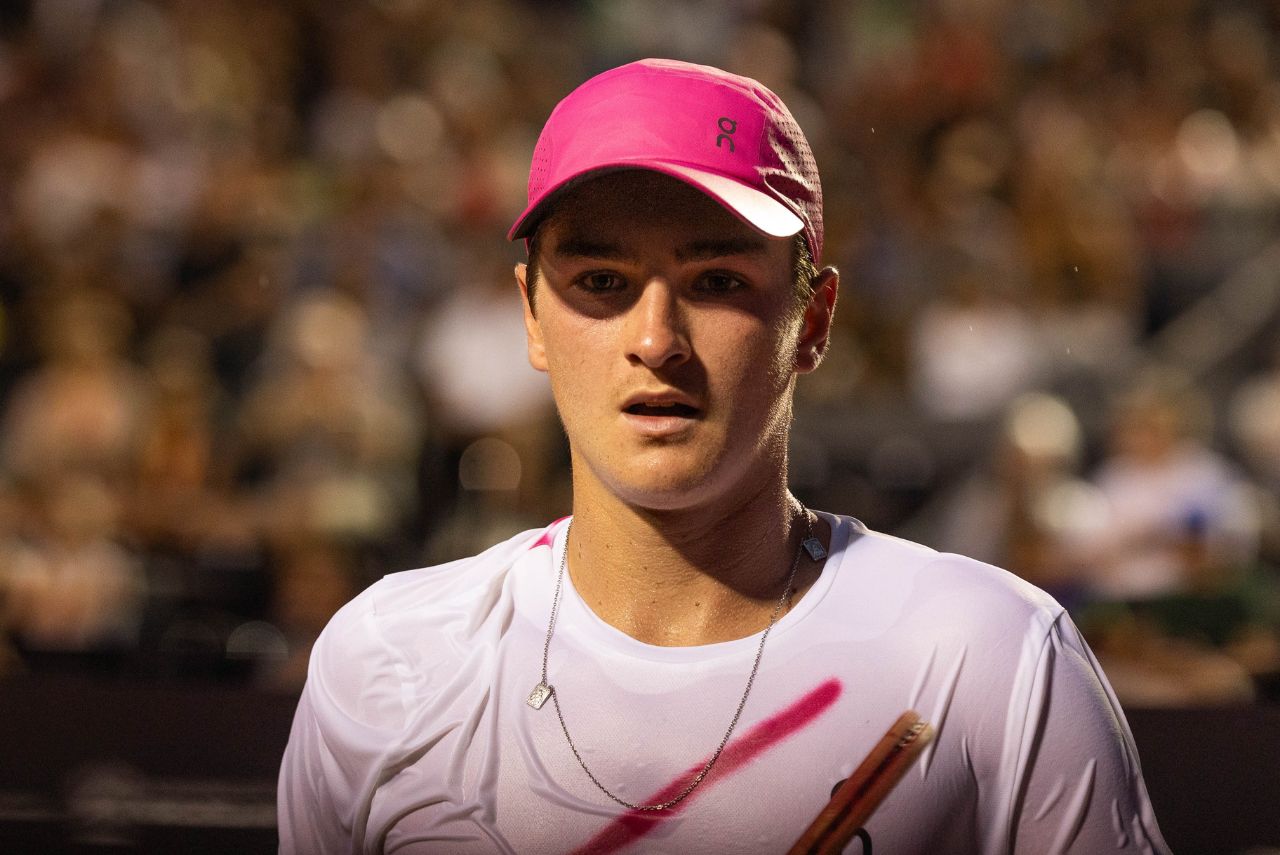 Treinador João Fonseca em jogo do Rio Open 2024