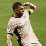 Atacante Kylian Mbappé em jogo do PSG em 2024
