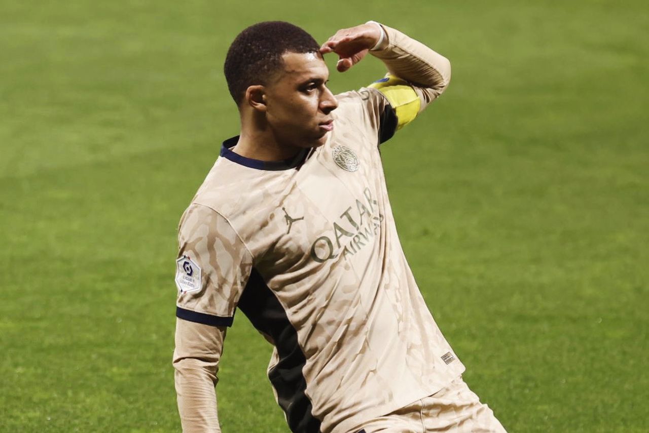 Atacante Kylian Mbappé em jogo do PSG em 2024