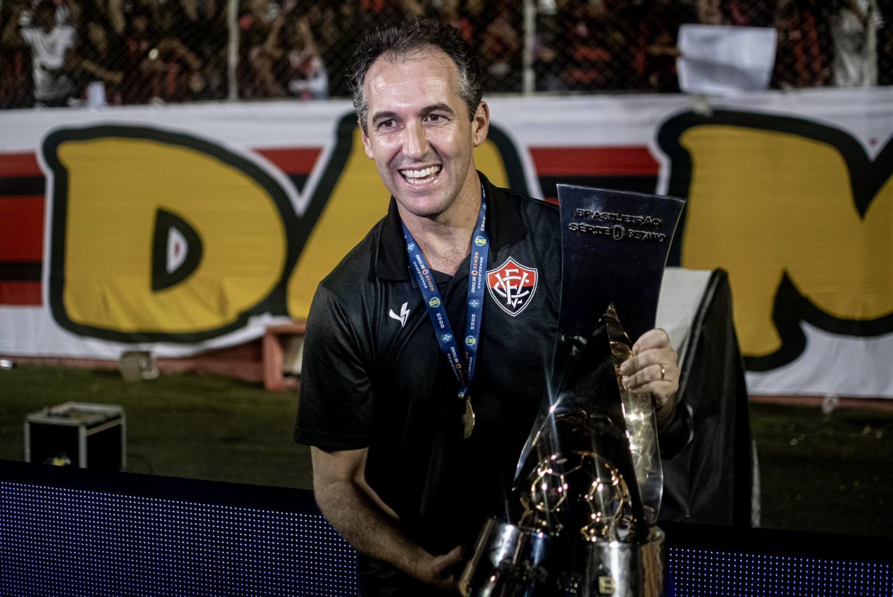 Treinador Léo Condé com a taça da Série B 2023, do Vitória
