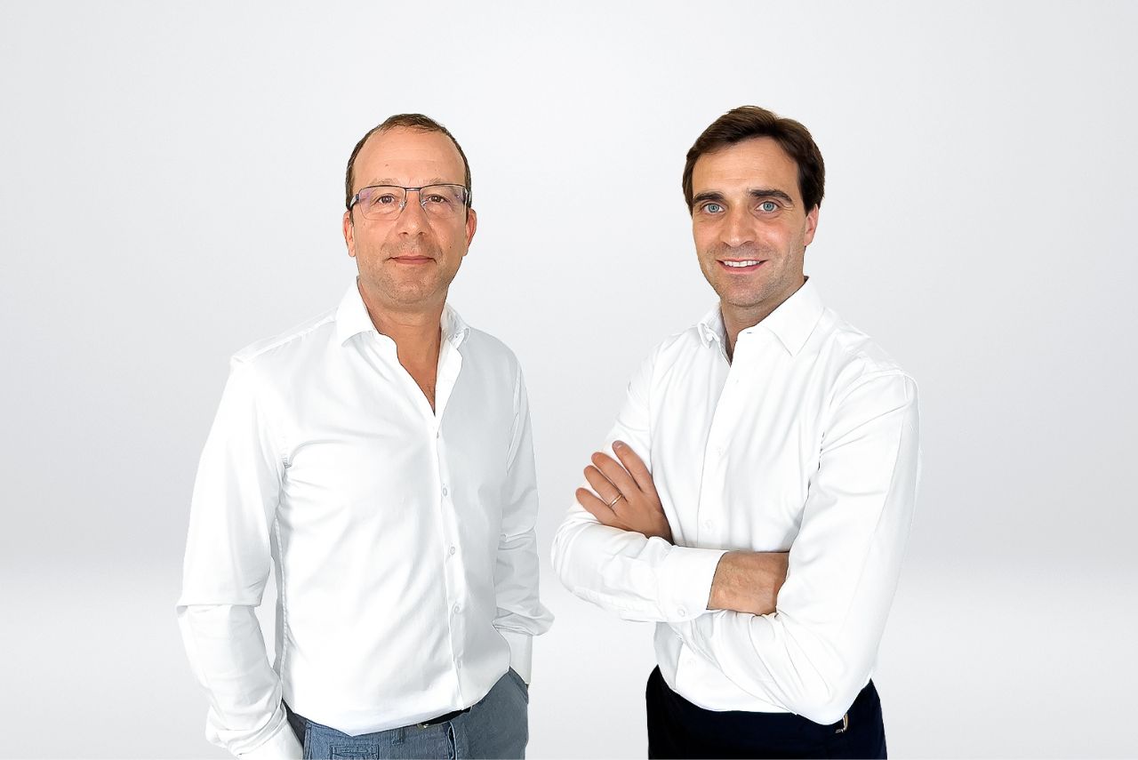 Loic Serra e Jerome d'Ambrosio posam para foto na Ferrari