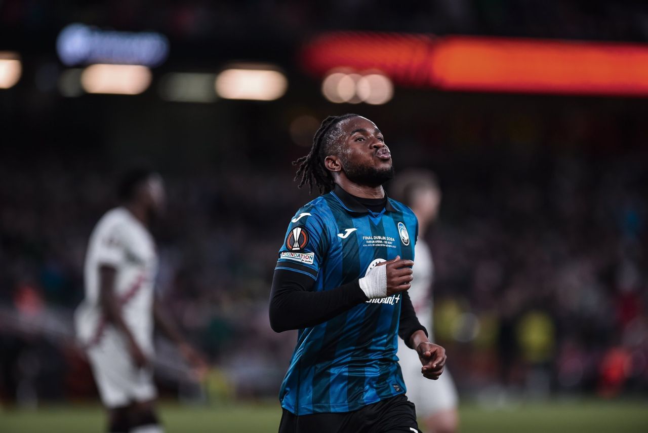 Ademola Lookman em jogo Atalanta x Bayer Leverkusen na Liga Europa 2023/24