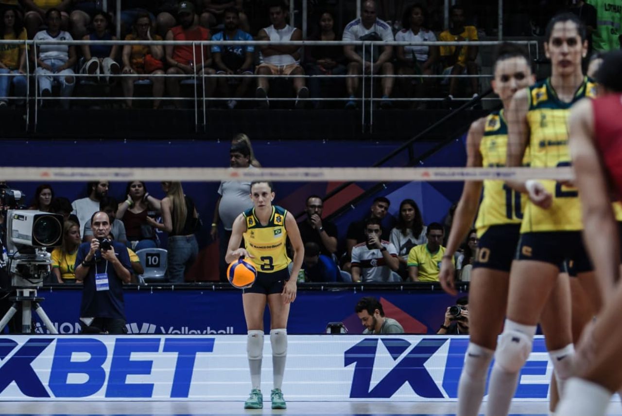 Macris Carneiro em jogo Brasil x Canadá na VNL, Liga das Nações de Vôlei