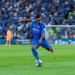 Atacante Malcom em jogo do Al-Hilal contra o Al-Ahli no Campeonato Saudita