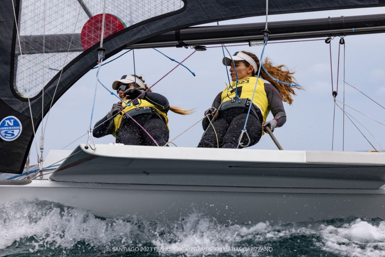 Velejadoras Martine Grael e Kahena Kunze em prova da vela nos Jogos Pan-Americanos Santiago 2023