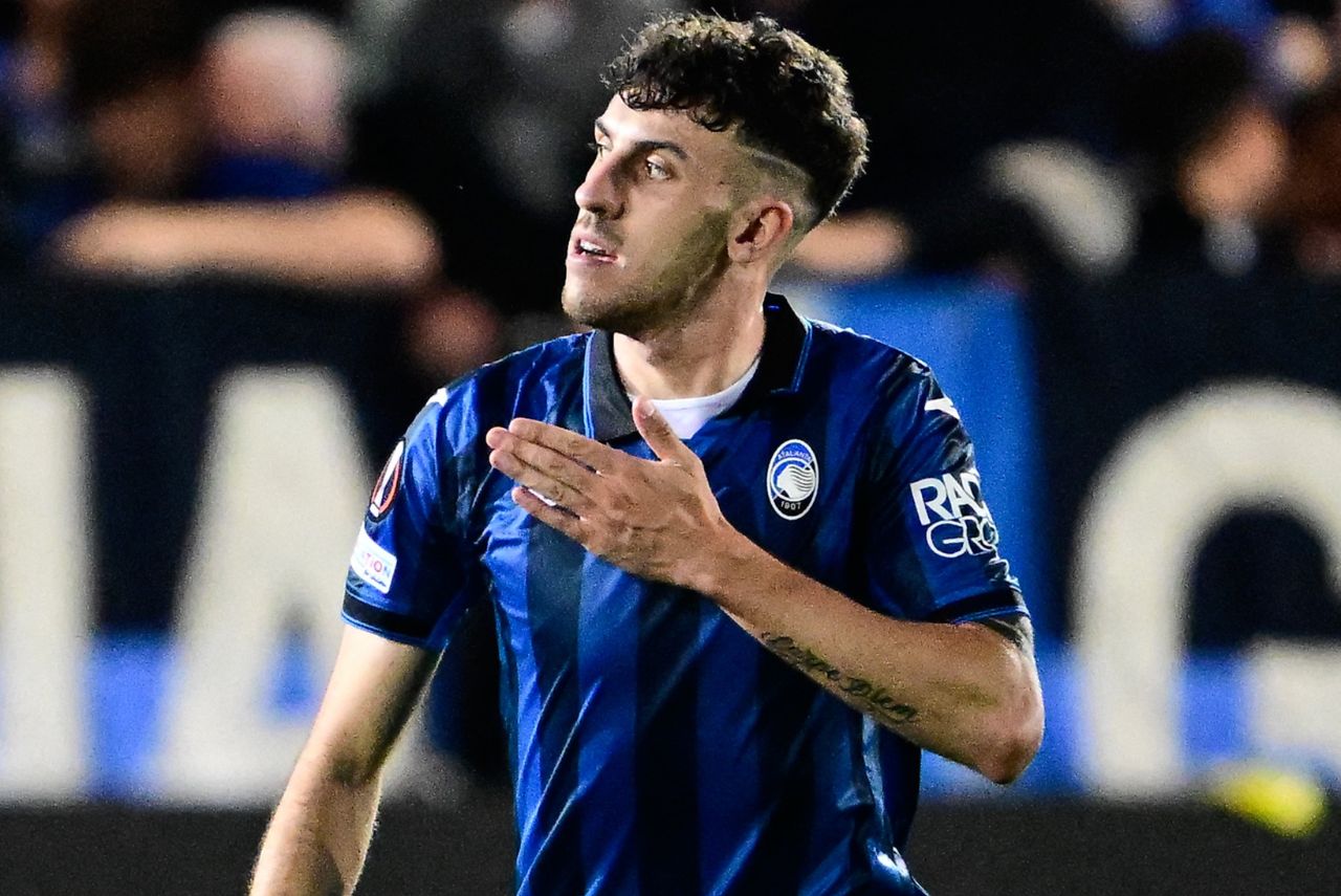 Matteo Ruggeri em jogo da Atalanta na Europa League