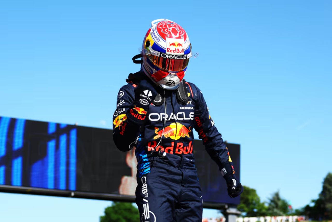 Piloto Max Verstappen, da Red Bull Racing, comemorando pole position no GP da Emília-Romagna da Fórmula 1