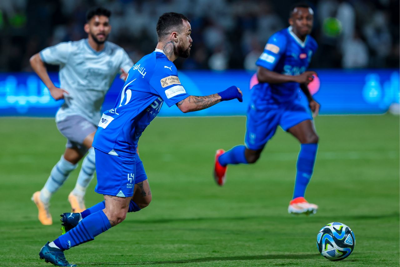 Atacante Michael em jogo do Al-Hilal contra o Al-Tai