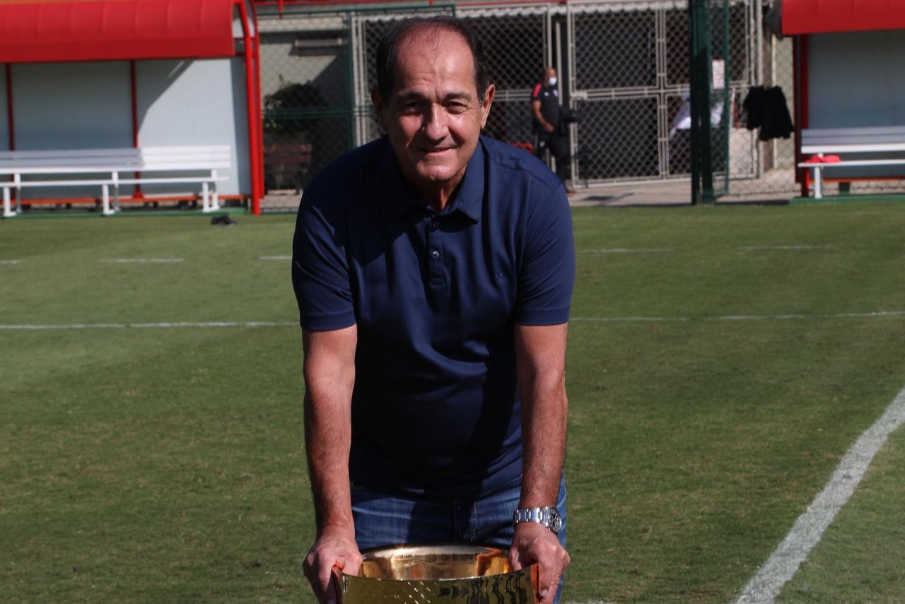 Muricy Ramalho com taça no São Paulo em 2021