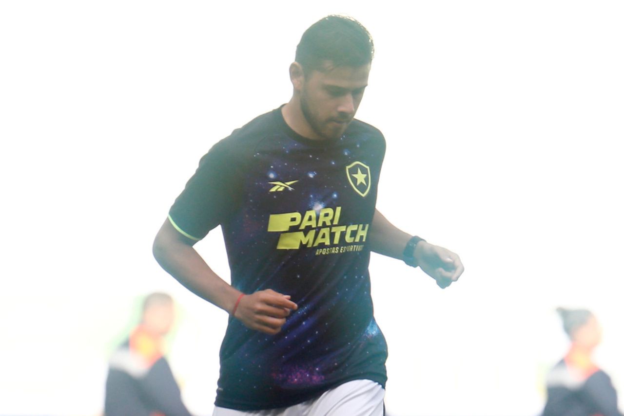 Meia Óscar Romero em aquecimento no Botafogo em 2024