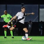 Atacante Pablo Vegetti em jogo Vasco x Fortaleza na Copa do Brasil 2024