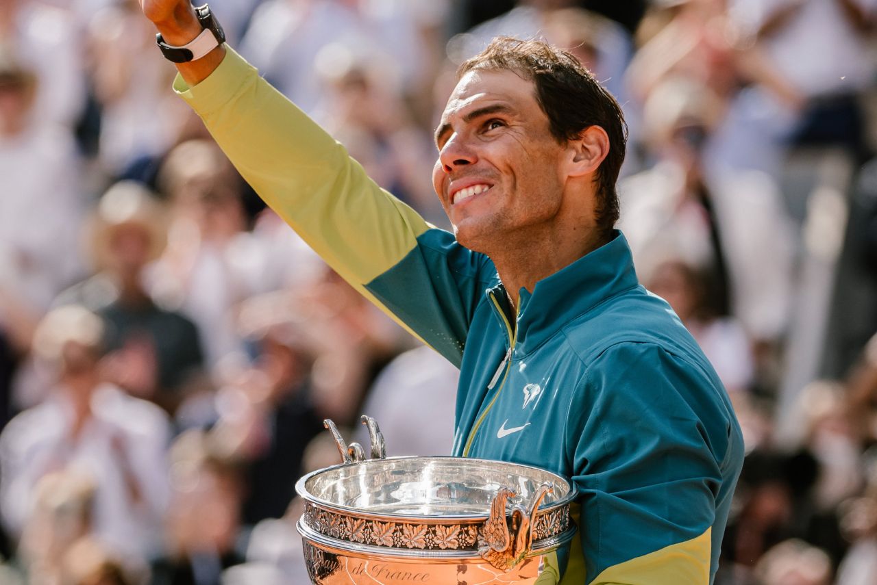 Tenista Rafael Nadal com a taça do torneio de Roland Garros