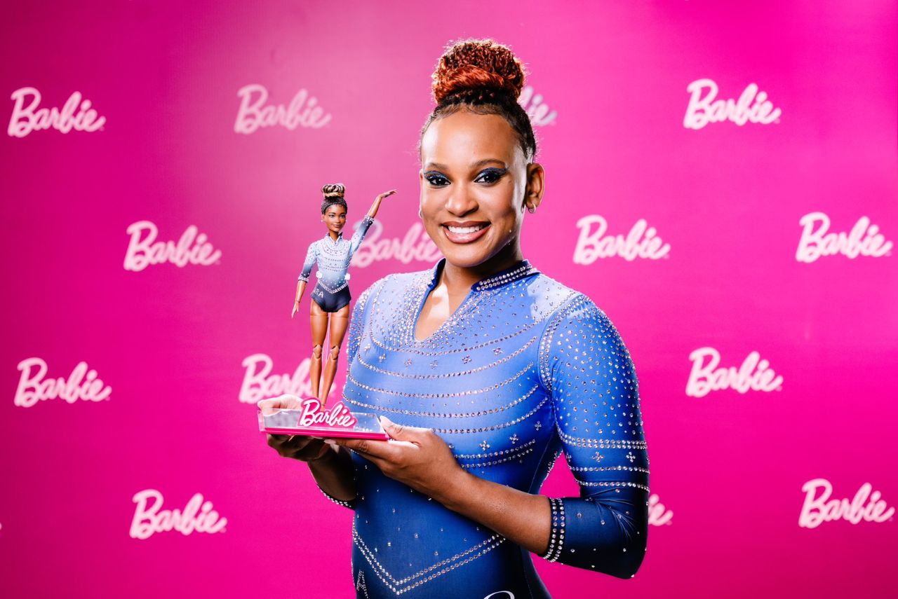 Rebeca Andrade com boneca Barbie em sua homenagem