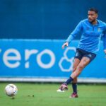 Lateral-esquerdo Reinaldo em treino do Grêmio em 2024