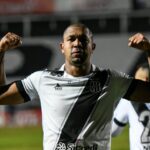 Atacante Rodrigão em jogo da Ponte Preta em 2021