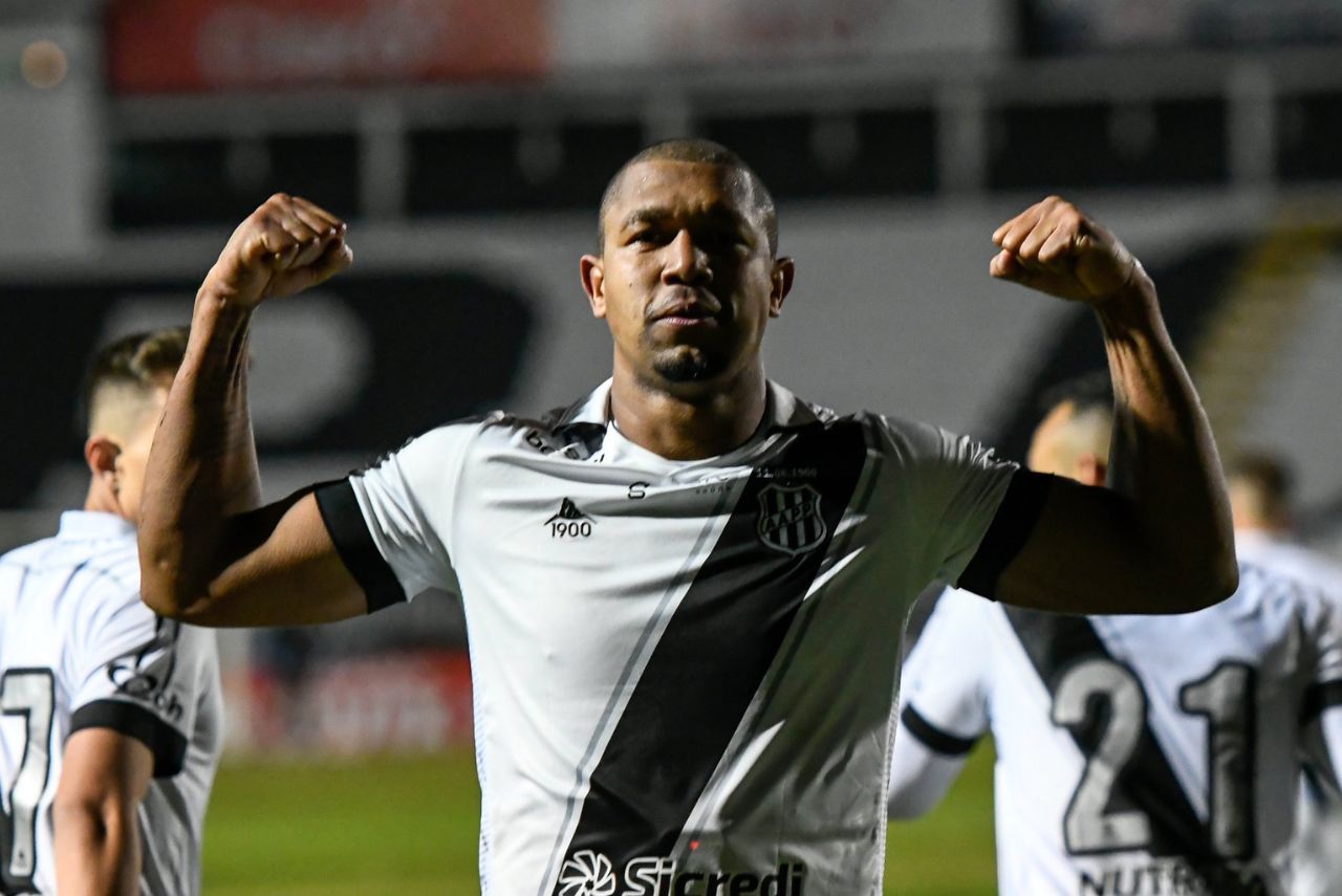 Atacante Rodrigão em jogo da Ponte Preta em 2021