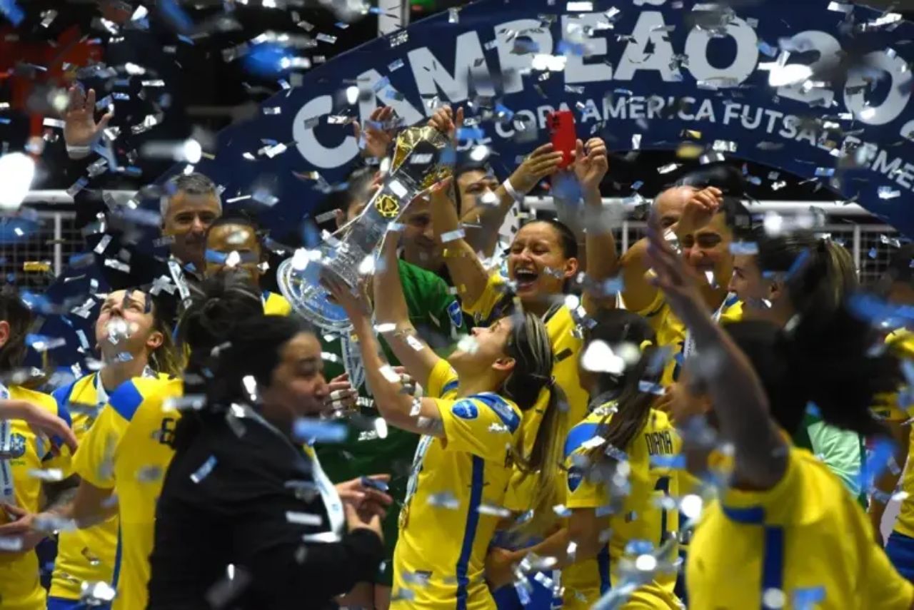 Jogadoras da Seleção Brasileira de Futsal comemoram título da Copa América