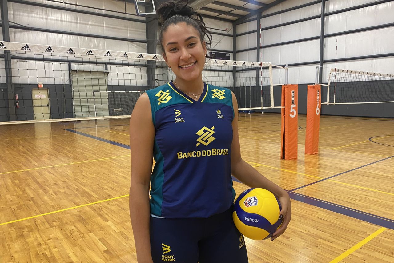 Oposta Tainara Santos em treino da Seleção Feminina de Vôlei nos EUA em 2023