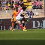 Takumi Minamino marca gol pelo Monaco contra o Clermont em 2024