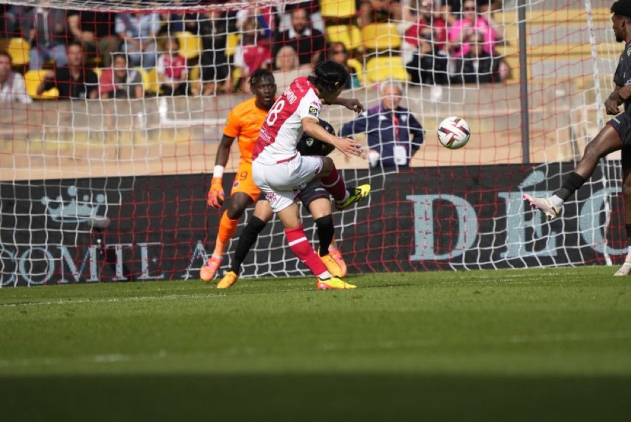 Takumi Minamino marca gol pelo Monaco contra o Clermont em 2024