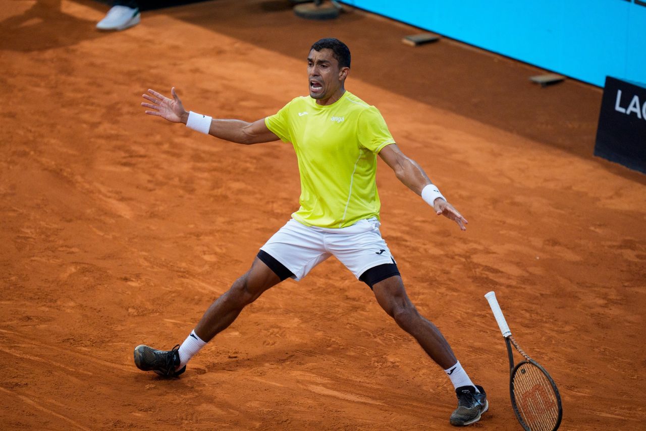 Tenista Thiago Monteiro comemora em jogo do Masters 1000 de Madrid 2024