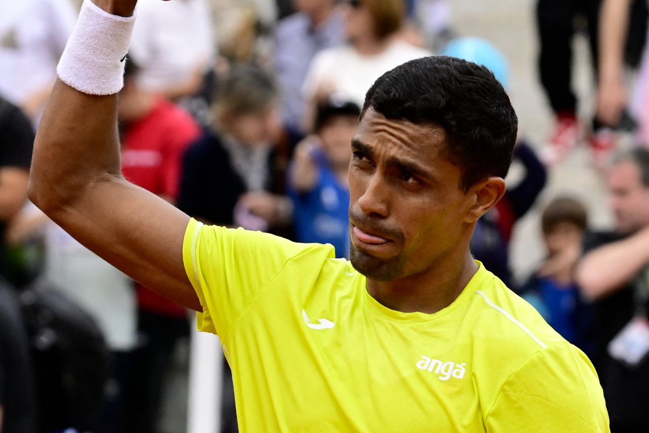 Tenista Thiago Monteiro comemorando vitória no Masters 1000 de Roma