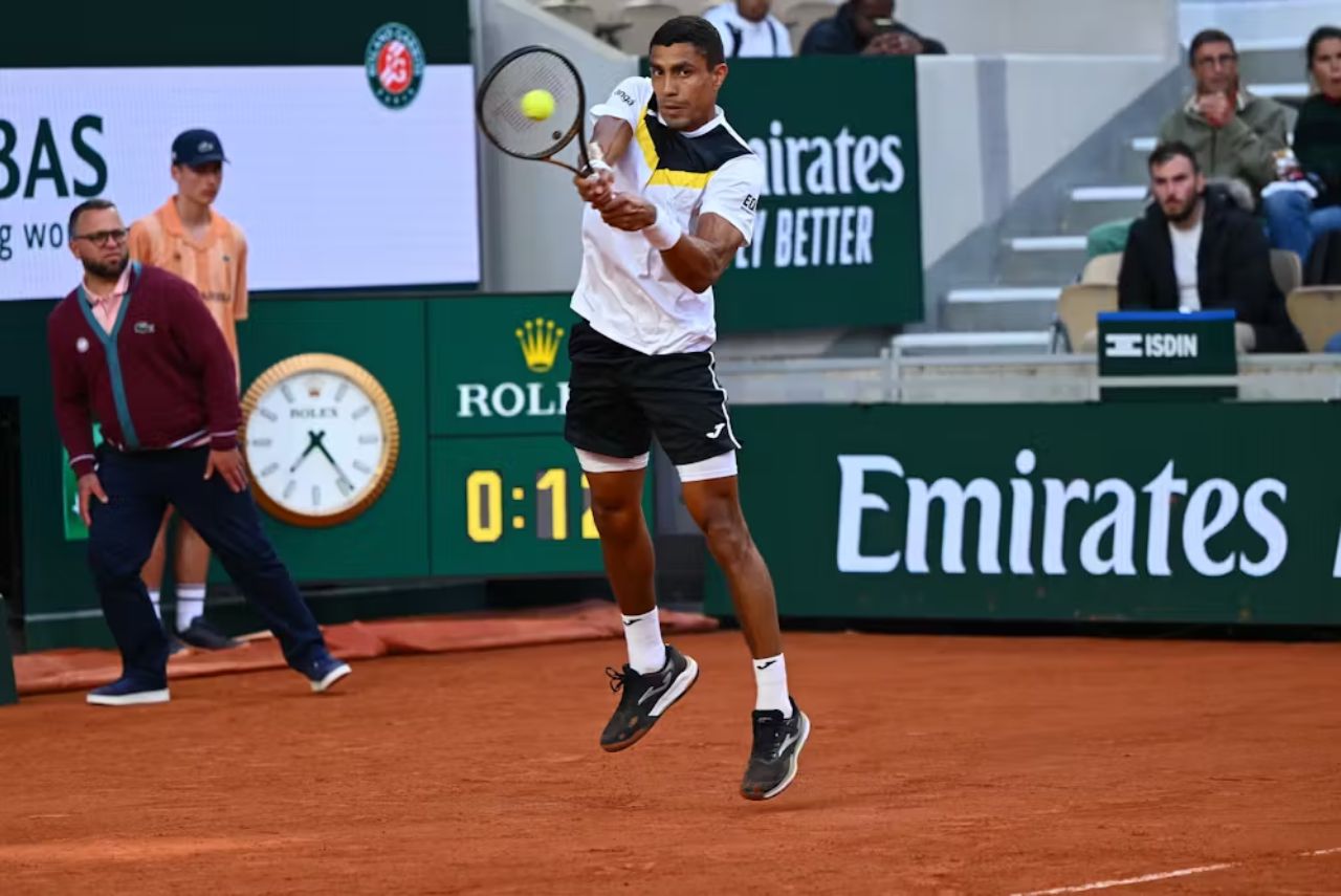 Tenista brasileiro Thiago Monteiro em jogo do torneio qualificatório de Roland Garros 2024